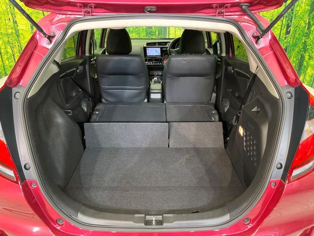 ���i�̂���������ʋ΁A���}���ɏ\���ȉ׎��X�y�[�X���m�ۂ��Ă���܂��B�Z�J���h�V�[�g��|���ƁA�傫�ȉו��̐ύڂ��\�ł���