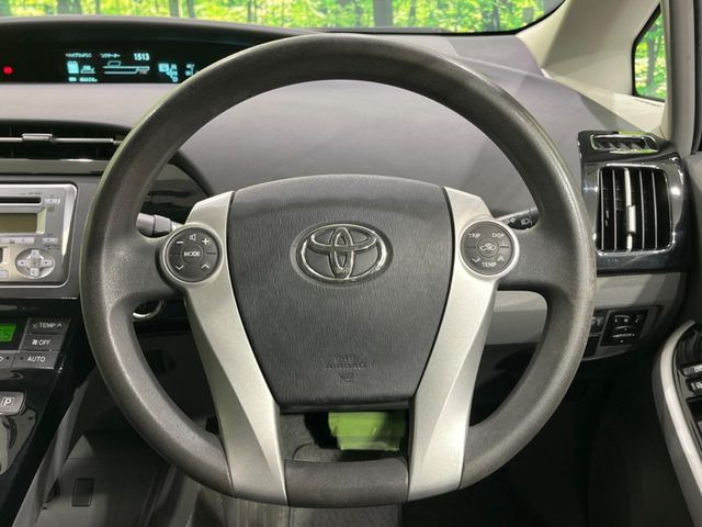 �C���e���A�ɍ��킹���f�U�C���̃X�e�A�����O�́A�^�]�������̂��Ƃ��l���A�^�]���₷���`��A�傫���ł��B�����x�A���ۂɐG���Ă��m���߂��������B