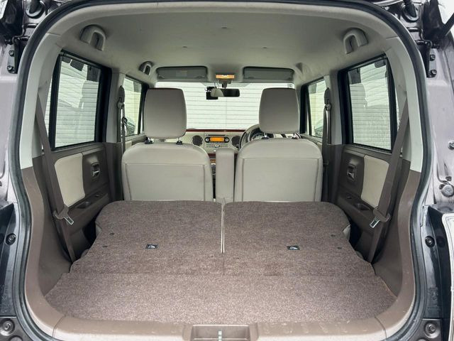 ���i�̂���������ʋ΁A���}���ɏ\���ȉ׎��X�y�[�X���m�ۂ��Ă���܂��B�Z�J���h�V�[�g��|���ƁA�傫�ȉו��̐ύڂ��\�ł���