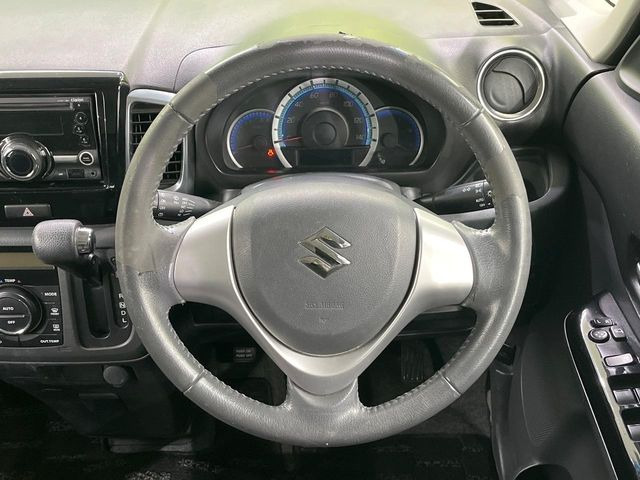 �C���e���A�ɍ��킹���f�U�C���̃X�e�A�����O�́A�^�]�������̂��Ƃ��l���A�^�]���₷���`��A�傫���ł��B�����x�A���ۂɐG���Ă��m���߂��������B