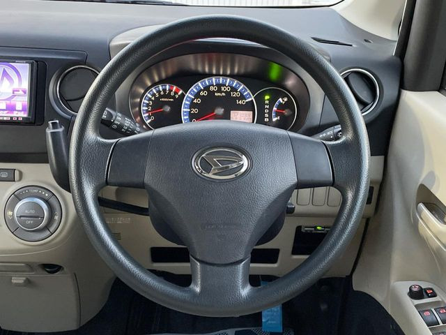 �C���e���A�ɍ��킹���f�U�C���̃X�e�A�����O�́A�^�]�������̂��Ƃ��l���A�^�]���₷���`��A�傫���ł��B�����x�A���ۂɐG���Ă��m���߂��������B