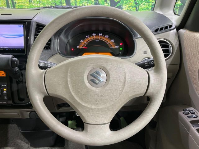 �C���e���A�ɍ��킹���f�U�C���̃X�e�A�����O�́A�^�]�������̂��Ƃ��l���A�^�]���₷���`��A�傫���ł��B�����x�A���ۂɐG���Ă��m���߂��������B