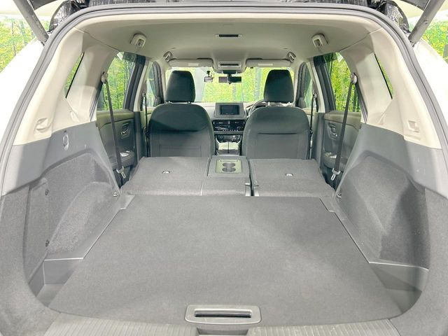 ���i�̂���������ʋ΁A���}���ɏ\���ȉ׎��X�y�[�X���m�ۂ��Ă���܂��B�Z�J���h�V�[�g��|���ƁA�傫�ȉו��̐ύڂ��\�ł���