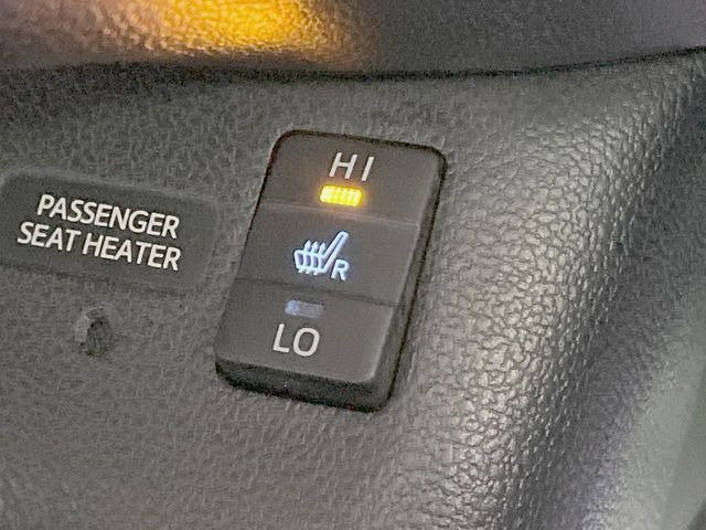 【シートヒーター】寒い日に重宝するシートヒーター!エアコンより早く温まってくれるので寒がりの人も安心ですね♪エアコンの温風は乾燥するから苦手、という方にもをおすすめです。