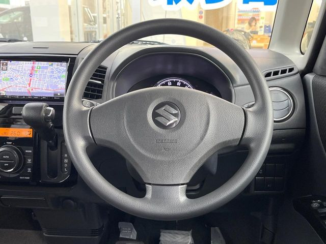 �C���e���A�ɍ��킹���f�U�C���̃X�e�A�����O�́A�^�]�������̂��Ƃ��l���A�^�]���₷���`��A�傫���ł��B�����x�A���ۂɐG���Ă��m���߂��������B