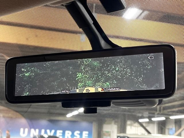 【インテリジェントルームミラー】後席の大きな荷物や同乗者で後方が確認しづらい時でも安心!カメラが撮影した車両後方の映像をルームミラー内に表示。クリアな視界で状況の確認が可能です!