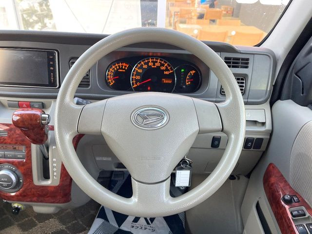 �C���e���A�ɍ��킹���f�U�C���̃X�e�A�����O�́A�^�]�������̂��Ƃ��l���A�^�]���₷���`��A�傫���ł��B�����x�A���ۂɐG���Ă��m���߂��������B