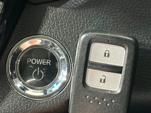 �yHonda�X�}�[�g�L�[�z�J�o����|�P�b�g�ɓ��ꂽ�܂܂ł��h�A�̎{���E�������\�ȃX�}�[�g�L�[�𑕔��B�G���W���̃I���E�I�t�����J�M�����o���K�v����������Ƃ��Ă��֗��ł���