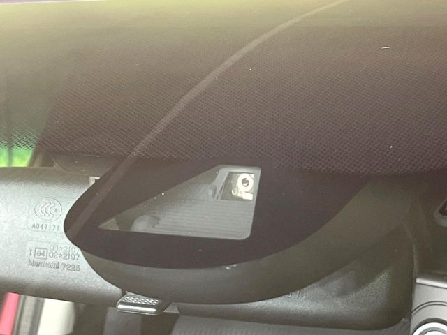 �y�z���_�Z���V���O�z���s���ɑO���̎ԗ�����F�����A�Փ˂������Ȏ��͌x��ƃu���[�L�ŏՓˉ���Ɣ�Q�y�����A�V�X�g�B�����S�Ƀh���C�u�����y���݂��������܂��B