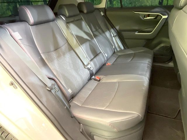 後部座席も気になるようなキズ・汚れやへたり等、大きなダメージはなく、良好な状態です。