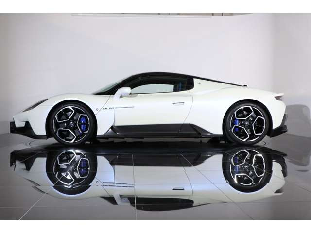 �S��4,669&times;�S��1,965&times;�S��1,224mm�A�ԗ��d��1,500kg�̌y�ʃX�|�[�e�B�{�f�B�B�r�q�ȑ���Ɛ������ꂽ���݊��𗼗����܂��B