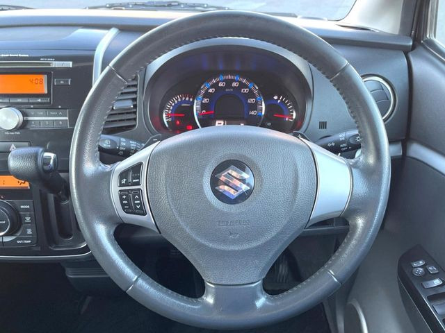 �C���e���A�ɍ��킹���f�U�C���̃X�e�A�����O�́A�^�]�������̂��Ƃ��l���A�^�]���₷���`��A�傫���ł��B�����x�A���ۂɐG���Ă��m���߂��������B