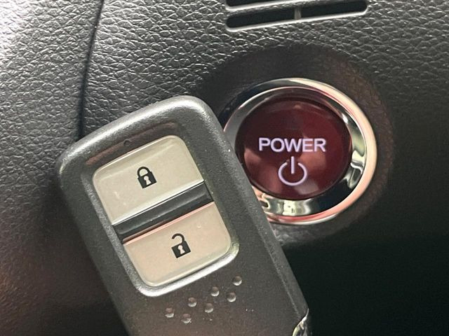 �yHonda�X�}�[�g�L�[�z�J�o����|�P�b�g�ɓ��ꂽ�܂܂ł��h�A�̎{���E�������\�ȃX�}�[�g�L�[�𑕔��B�G���W���̃I���E�I�t�����J�M�����o���K�v����������Ƃ��Ă��֗��ł���