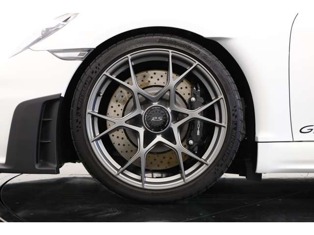 �V���V�[��GT3�R���̃T�X�y���V�������x�[�X�ɐ�p�Z�b�e�B���O�B�H�ʏ����_�C���N�g�ɓ`����X�e�A�����O�t�B�[���́A�܂��Ɂu���銽�сv���̂��̂ł��B�u���[�L�ɂ͋��͂ȃX�`�[���u���[�L��W���������Ă��܂�