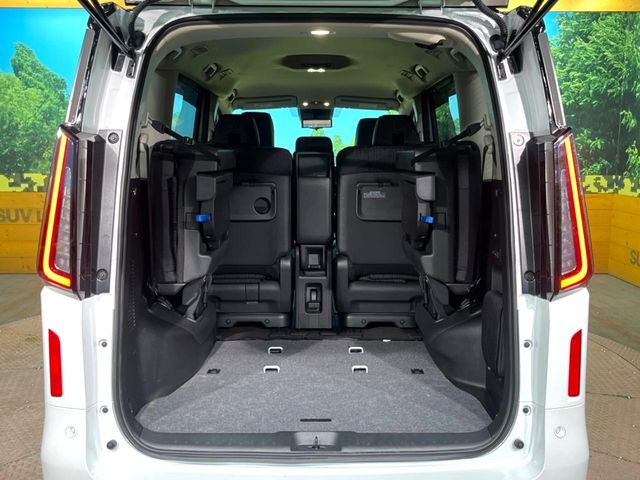 ���i�̂���������ʋ΁A���}���ɏ\���ȉ׎��X�y�[�X���m�ۂ��Ă���܂��B�Z�J���h�V�[�g��|���ƁA�傫�ȉו��̐ύڂ��\�ł���