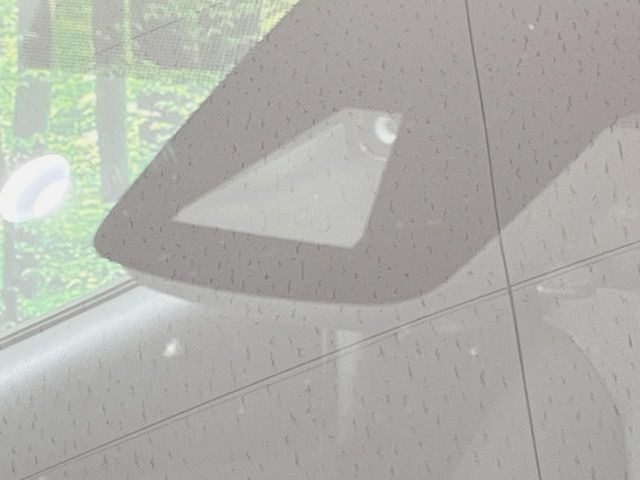 【プリクラッシュセーフティ】前方の車両等を検知し、衝突しそうな時は警報で注意を促し、ブレーキを踏む力をサポート。ブレーキを踏めなかった場合は衝突被害軽減ブレーキが作動、衝突回避をサポートします。