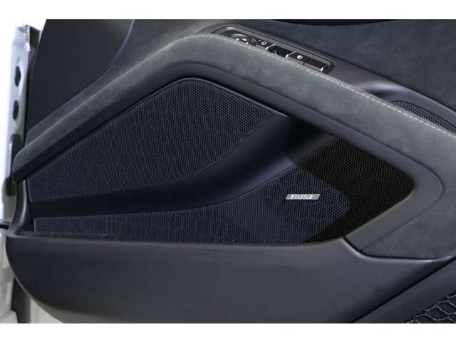 �I�[�f�B�I��BOSE�T�E���V�X�e�� ���̗p����Ă���܂��B���E�I�ɍ����]�����󂯂Ă���BOSE�͒ቹ���獂 ����܂ł�������Ɖ��y��\�����Ă���܂��B���C�Ȃ�����̃h���C�u�����L���ɂ��Ă���܂��B