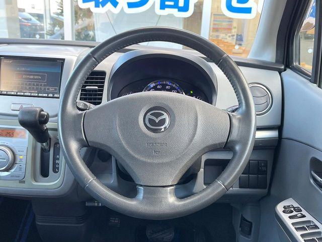 �C���e���A�ɍ��킹���f�U�C���̃X�e�A�����O�́A�^�]�������̂��Ƃ��l���A�^�]���₷���`��A�傫���ł��B�����x�A���ۂɐG���Ă��m���߂��������B