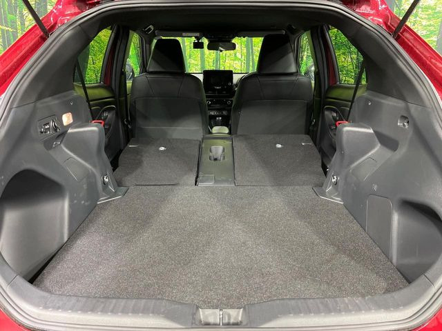 ���i�̂���������ʋ΁A���}���ɏ\���ȉ׎��X�y�[�X���m�ۂ��Ă���܂��B�Z�J���h�V�[�g��|���ƁA�傫�ȉו��̐ύڂ��\�ł���