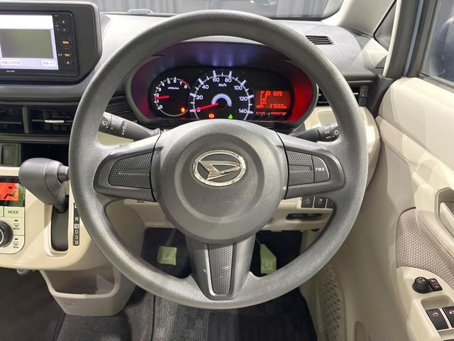 �C���e���A�ɍ��킹���f�U�C���̃X�e�A�����O�́A�^�]�������̂��Ƃ��l���A�^�]���₷���`��A�傫���ł��B�����x�A���ۂɐG���Ă��m���߂��������B