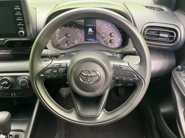 �C���e���A�ɍ��킹���f�U�C���̃X�e�A�����O�́A�^�]�������̂��Ƃ��l���A�^�]���₷���`��A�傫���ł��B�����x�A���ۂɐG���Ă��m���߂��������B