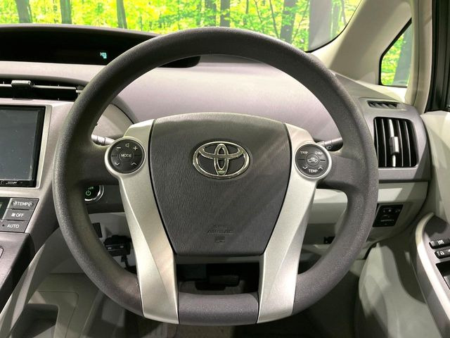 �C���e���A�ɍ��킹���f�U�C���̃X�e�A�����O�́A�^�]�������̂��Ƃ��l���A�^�]���₷���`��A�傫���ł��B�����x�A���ۂɐG���Ă��m���߂��������B