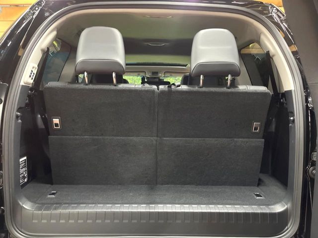 積み下ろしのしやすいデッキにはたっぷりと荷物を積み込んでいただけます。遊びから仕事まで、様々なシーンで頼れます♪