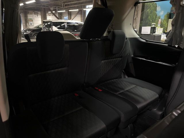 3列目シートはもちろん状態良好☆大人でもゆったりと座って頂けますので、大人数でのお出かけもラクラクです♪ご家族で、気の知れた仲間で、ドライブに行くのが楽しみですね♪