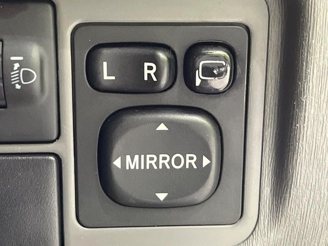 �y�d���i�[�~���[�z�T�C�h�~���[�͓d���i�[���ƂȂ��Ă���A�������ԏ�ł��L�Y�������X�N��}�����܂��B