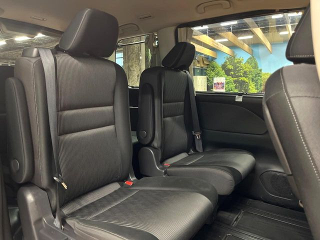 後部座席も気になるようなキズ・汚れやへたり等、大きなダメージはなく、良好な状態です。