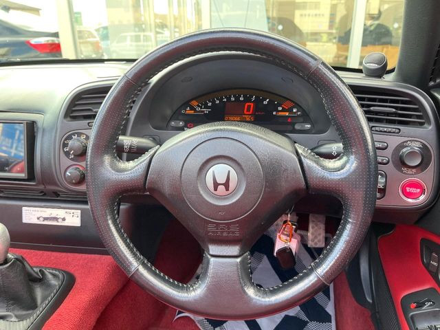 �C���e���A�ɍ��킹���f�U�C���̃X�e�A�����O�́A�^�]�������̂��Ƃ��l���A�^�]���₷���`��A�傫���ł��B�����x�A���ۂɐG���Ă��m���߂��������B