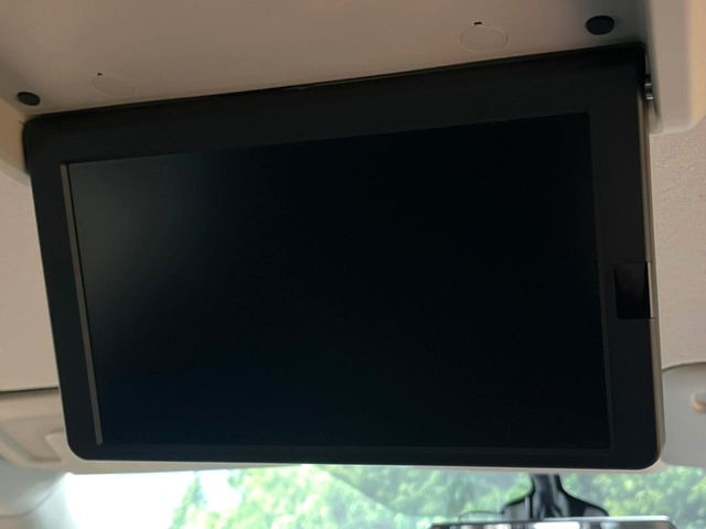 【フリップダウンモニター】大画面モニターで後席でもエンタメをお楽しみいただけます。小さなお子様にも大人気の装備です♪