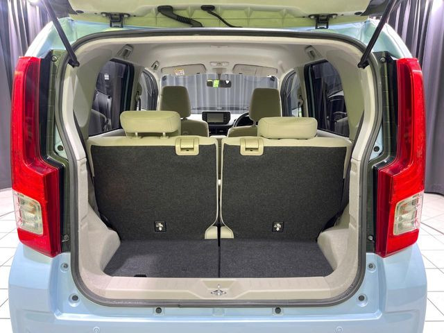 ���i�̂���������ʋ΁A���}���ɏ\���ȉ׎��X�y�[�X���m�ۂ��Ă���܂��B�Z�J���h�V�[�g��|���ƁA�傫�ȉו��̐ύڂ��\�ł���