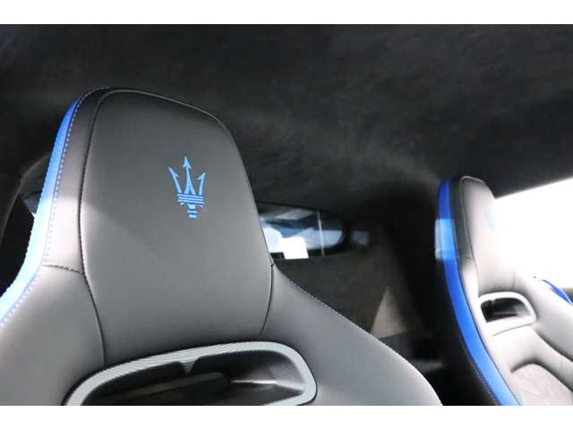 �w�b�h���X�g�ɂ̓g���C�f���g(�}�Z���e�B�̏ے��I�ȃ��S)����������Ă���A�����ɃX�|�[�e�B���ƍ�������Y���Ă��܂��B�ו��܂ł���������f�U�C�����A���ʂȏ��L�������o���܂��B