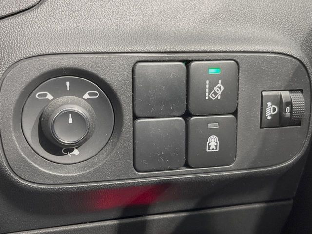 �����[���L�[�s���O�A�V�X�g:���s�Ԑ��̈�E�������Ă����@�\�B���s���ɁA�N���}���Ԑ�����O��Ă��邱�Ƃ��J���������m����ƁA�X�e�A�����O����U�������ăh���C�o�[�Ɍx�����܂��B