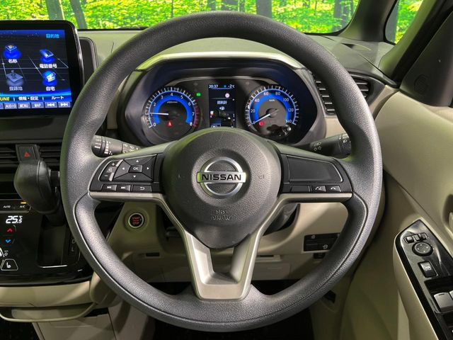 �C���e���A�ɍ��킹���f�U�C���̃X�e�A�����O�́A�^�]�������̂��Ƃ��l���A�^�]���₷���`��A�傫���ł��B�����x�A���ۂɐG���Ă��m���߂��������B