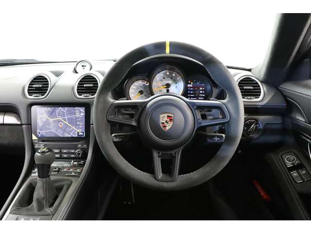 GT4 RS�̐^���́A�T�[�L�b�g�ł�����������܂��B�t�����g�t�F���_�[�㕔�ɐ݂���ꂽ�G�A�C���e�[�N�A����ȌŒ莮���A�E�C���O�A�y�ʉ��̂��߂ɐ����֍̗p���ꂽCFRP(�J�[�{���t�@�C�o�[)�B