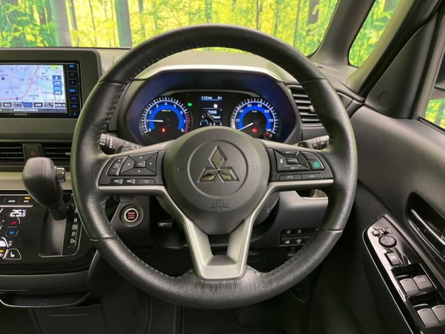 �C���e���A�ɍ��킹���f�U�C���̃X�e�A�����O�́A�^�]�������̂��Ƃ��l���A�^�]���₷���`��A�傫���ł��B�����x�A���ۂɐG���Ă��m���߂��������B