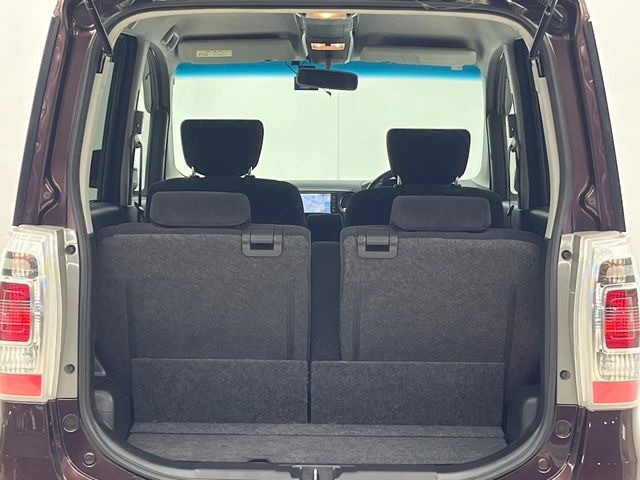 ���i�̂���������ʋ΁A���}���ɏ\���ȉ׎��X�y�[�X���m�ۂ��Ă���܂��B�Z�J���h�V�[�g��|���ƁA�傫�ȉו��̐ύڂ��\�ł���