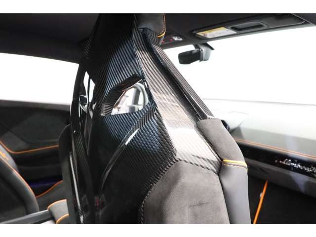 �J�[�{�����X�|�[�c�V�[�g���̗p���Ă���A�y�ʉ��ƍ����z�[���h���𗼗����Ă���܂��B�h���C�r���O���̈��芴�����߂�ƂƂ��ɁA�����ɃX�|�[�e�B�Ő������ꂽ��ۂ�^������ʑ����ł������܂��B