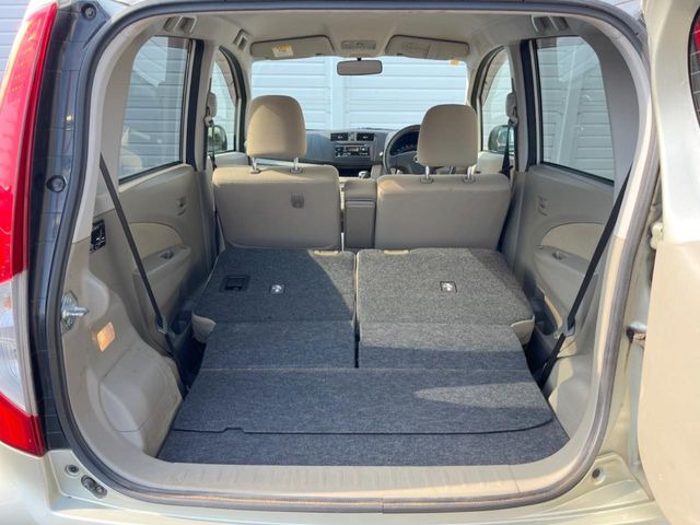 ���i�̂���������ʋ΁A���}���ɏ\���ȉ׎��X�y�[�X���m�ۂ��Ă���܂��B�Z�J���h�V�[�g��|���ƁA�傫�ȉו��̐ύڂ��\�ł���