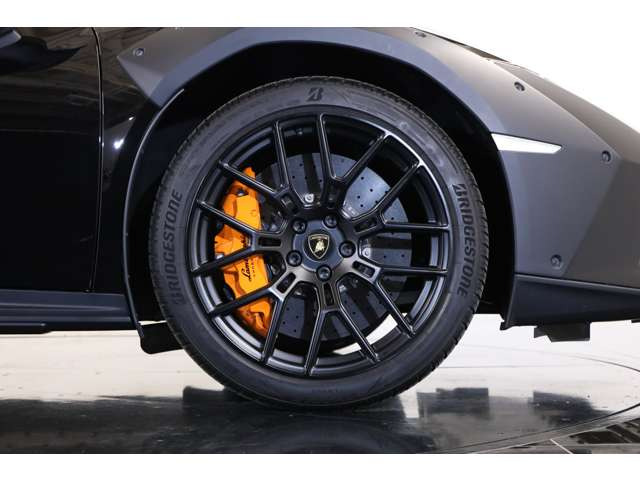 ���������Y19�C���`�̃����X�b���z�C�[���𑕒����A��������͋������݊�������܂��B�X�e���[�g��p�g�����ɉ����ARED CCB�u���[�L�L�����p�[���X�|�[�e�B���������ꂽ��ۂ��ۗ������Ă���܂��B