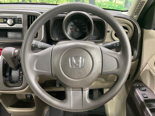 �C���e���A�ɍ��킹���f�U�C���̃X�e�A�����O�́A�^�]�������̂��Ƃ��l���A�^�]���₷���`��A�傫���ł��B�����x�A���ۂɐG���Ă��m���߂��������B