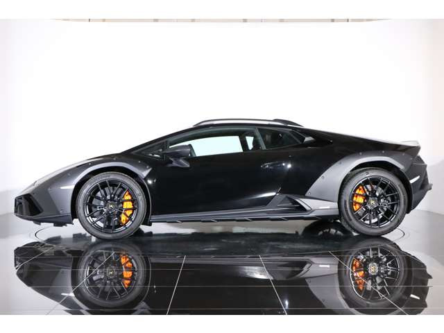 �S��4525&times;�S��1956&times;�S��1248mm�A�����d��1470kg�̃R���p�N�g���y�ʂȃ{�f�B�ŁA�����^�����\�Ər�q�ȑ�����������Ă��܂��B