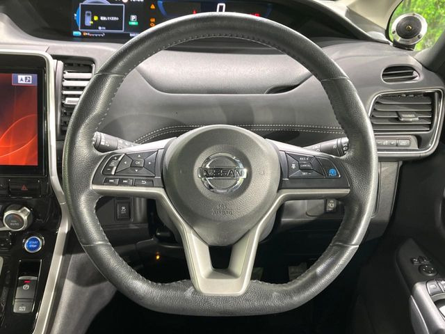 �C���e���A�ɍ��킹���f�U�C���̃X�e�A�����O�́A�^�]�������̂��Ƃ��l���A�^�]���₷���`��A�傫���ł��B�����x�A���ۂɐG���Ă��m���߂��������B