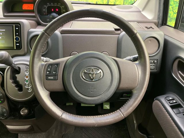 �C���e���A�ɍ��킹���f�U�C���̃X�e�A�����O�́A�^�]�������̂��Ƃ��l���A�^�]���₷���`��A�傫���ł��B�����x�A���ۂɐG���Ă��m���߂��������B