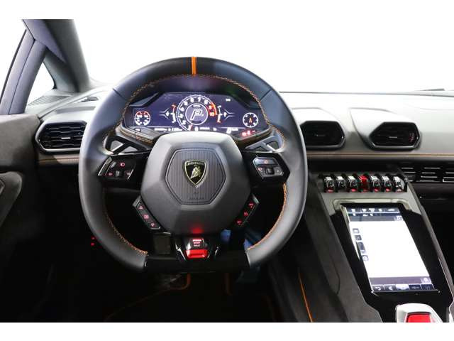 �X�e�A�����O�͈���₷����ǋ������`��ŁA�㎿�ȑf�ނ�p�����J�Ɏd�グ���Ă���܂��B���쐫�ɗD��A�h���C�o�[�̈Ӑ}��I�m�ɓ`���邱�ƂŁA���S���Ƒ��銽�т����������ŗ������Ă���܂��B