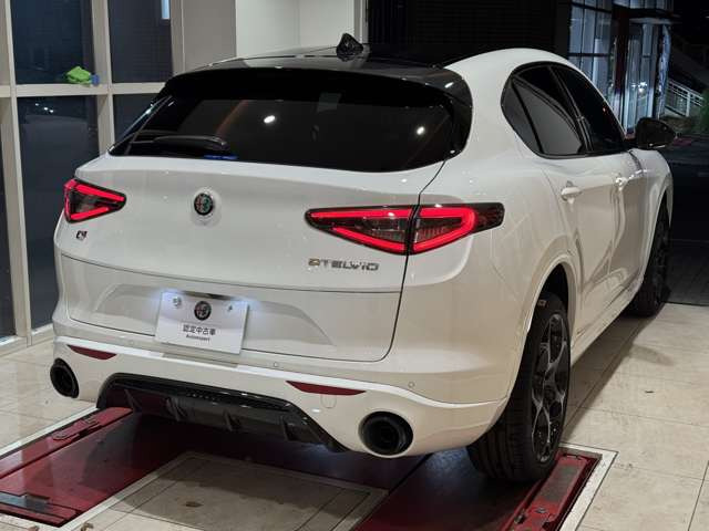 ステルヴィオ2.0 ターボ Q4 トリブート イタリアーノ 4WD
