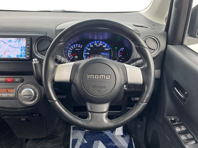 �C���e���A�ɍ��킹���f�U�C���̃X�e�A�����O�́A�^�]�������̂��Ƃ��l���A�^�]���₷���`��A�傫���ł��B�����x�A���ۂɐG���Ă��m���߂��������B