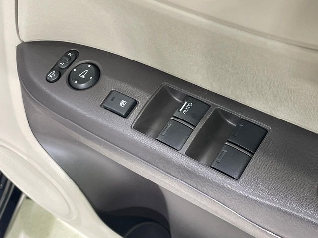 �y�d���i�[�~���[�z�T�C�h�~���[�͓d���i�[���ƂȂ��Ă���A�������ԏ�ł��L�Y�������X�N��}�����܂��B